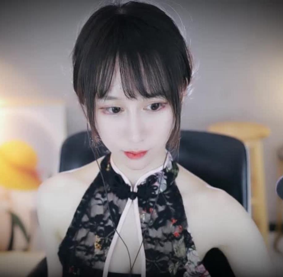 23100508.jpg 虎牙阿稀稀大魔王24期旗袍—露脸视角